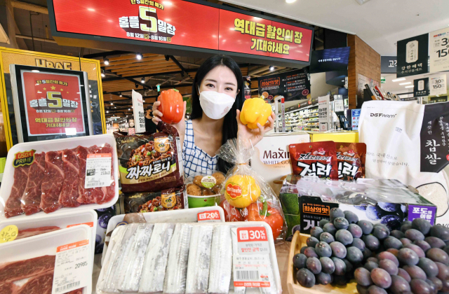 %EC%B6%9C%EC%B2%98%20-%20%EC%84%9C%EC%9A%B8%EA%B2%BD%EC%A0%9C.png 홈플러스 강서점에서 모델이 ‘홈플5일장’ 행사 상품을 선보이고 있다