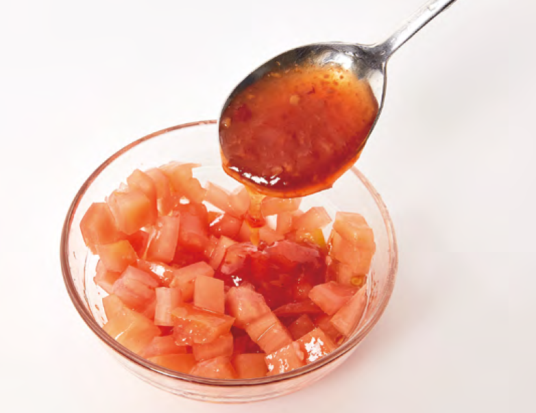 3. 잘게 썬 토마토는 토마토 양념에 버무리고