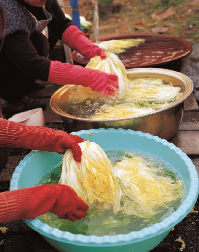 본격적인 김장철이 시작되며 소금 선택의 중요성이 부각되고 있다.