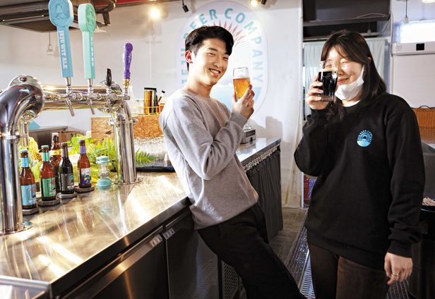 %EC%A0%9C%EC%A3%BC%20%EB%A7%A5%EC%A3%BC.jpg 제주맥주를 들고 있는 모습